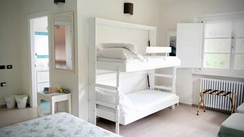 Bureau, fer et planche Ă repasser, Wi-Fi, draps fournis