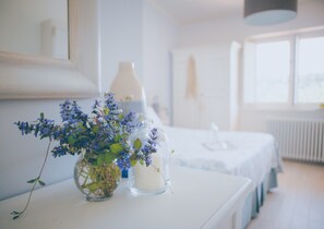 Desk, iron/ironing board, WiFi, bed sheets