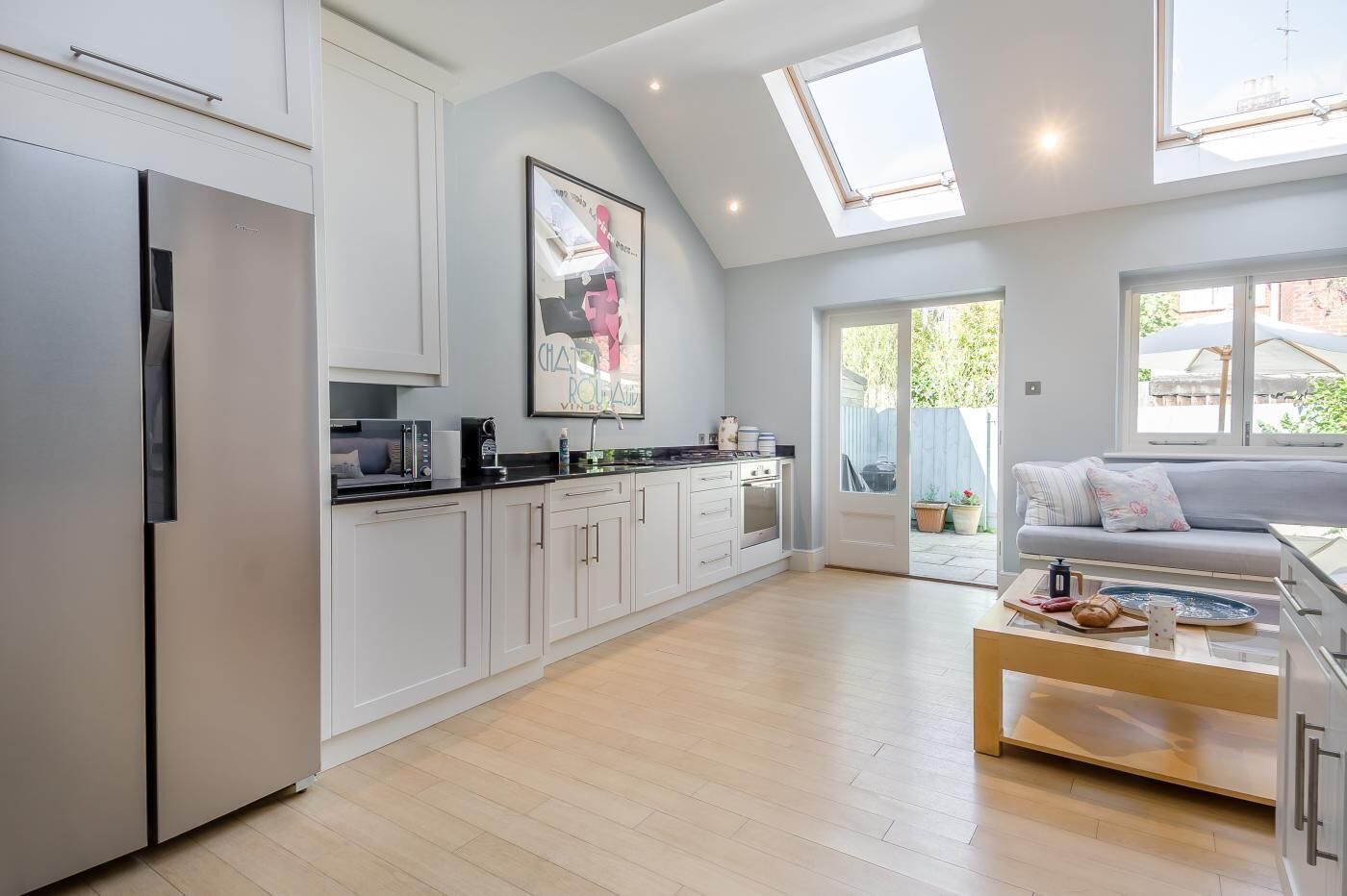 Mikrobølgeovn, ovn, oppvaskmaskin og høy barnestol