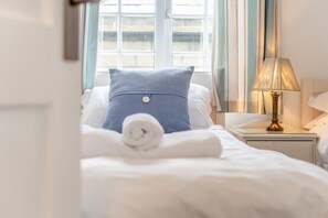 Iron/ironing board, free WiFi, bed sheets - 3 Bed in Padstow (oc-p00397) (Padstow)