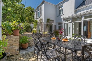 Outdoor dining - 4 Bed in Ryde (oc-o32672) (Ryde)