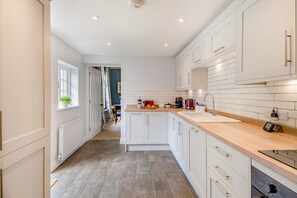 Uuni, astianpesukone, keittoastiat/astiat/ruokailuvälineet