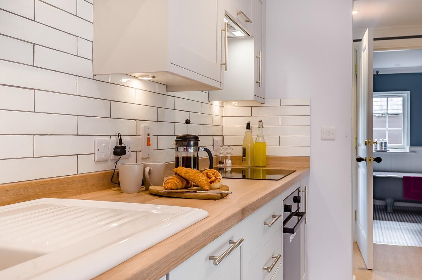 Uuni, astianpesukone, keittoastiat/astiat/ruokailuvälineet