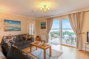 TV - 3 Bed in Padstow (oc-p00226) (Padstow)