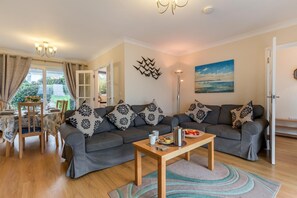 TV - 3 Bed in Padstow (oc-p00226) (Padstow)
