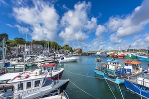 A harbor with various boats docked, buildings in the background, and a clear sky. - 3 Bed in Padstow (oc-p00226) (Padstow)
