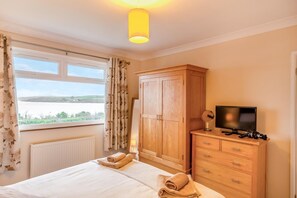 Iron/ironing board, WiFi (free), bed sheets - 3 Bed in Padstow (oc-p00226) (Padstow)