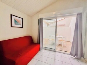 Living area - Studio apartment with terrace near the old port (La Rochelle)