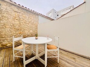Outdoor dining - Studio apartment with terrace near the old port (La Rochelle)