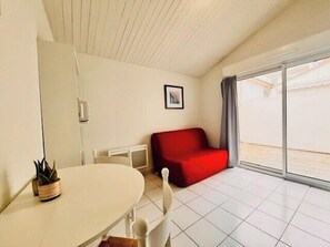 Living area - Studio apartment with terrace near the old port (La Rochelle)