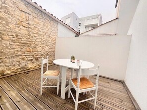 Outdoor dining - Studio apartment with terrace near the old port (La Rochelle)