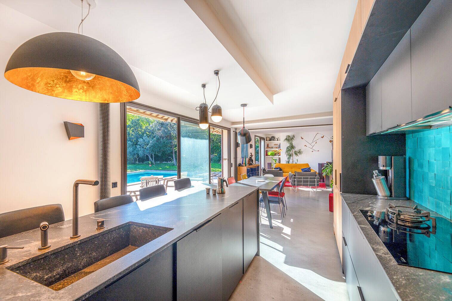 Een koelkast, een microgolfoven, een oven, een vaatwasser