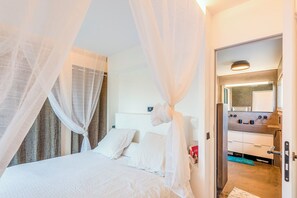 Een strijkplank/strijkijzer, wifi, beddengoed