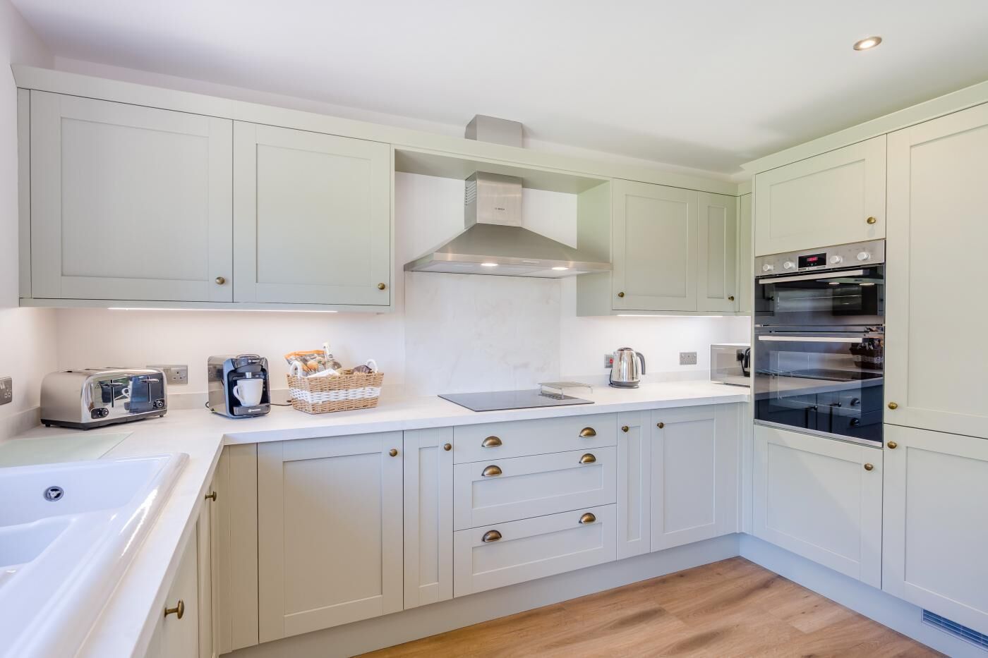 Mikrowelle, Ofen, Geschirrspüler, Hochstuhl