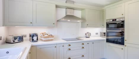 Mikrowelle, Ofen, Geschirrspüler, Hochstuhl