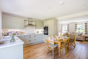 Microwave, oven, dishwasher, cookware/dishes/utensils - 3 Bed in Little Clacton (oc-l32526) (Little Clacton)