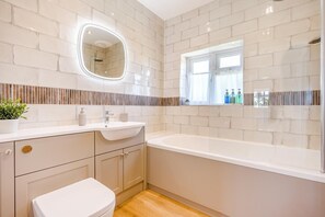 Hair dryer, towels - 3 Bed in Little Clacton (oc-l32526) (Little Clacton)