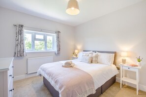 Travel crib, free WiFi, bed sheets - 3 Bed in Little Clacton (oc-l32526) (Little Clacton)