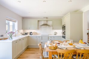 Microwave, oven, dishwasher, cookware/dishes/utensils - 3 Bed in Little Clacton (oc-l32526) (Little Clacton)