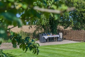 Outdoor dining - 3 Bed in Little Clacton (oc-l32526) (Little Clacton)