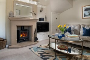 Televisión y chimenea