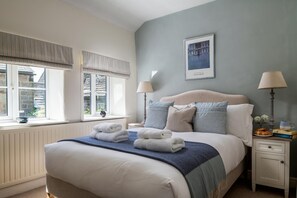 Tabla de planchar con plancha, wifi gratis y ropa de cama