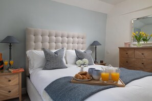 Tabla de planchar con plancha, wifi gratis, ropa de cama