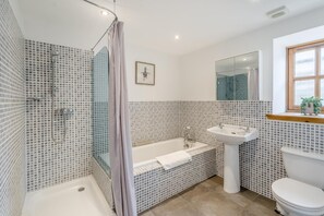 Towels - 2 Bed in Hatton (oc-t32765) (Peterhead)