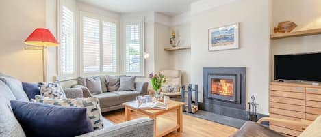 TV, fireplace