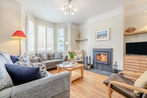 TV, fireplace - 3 Bed in Padstow (oc-p00329) (Padstow)