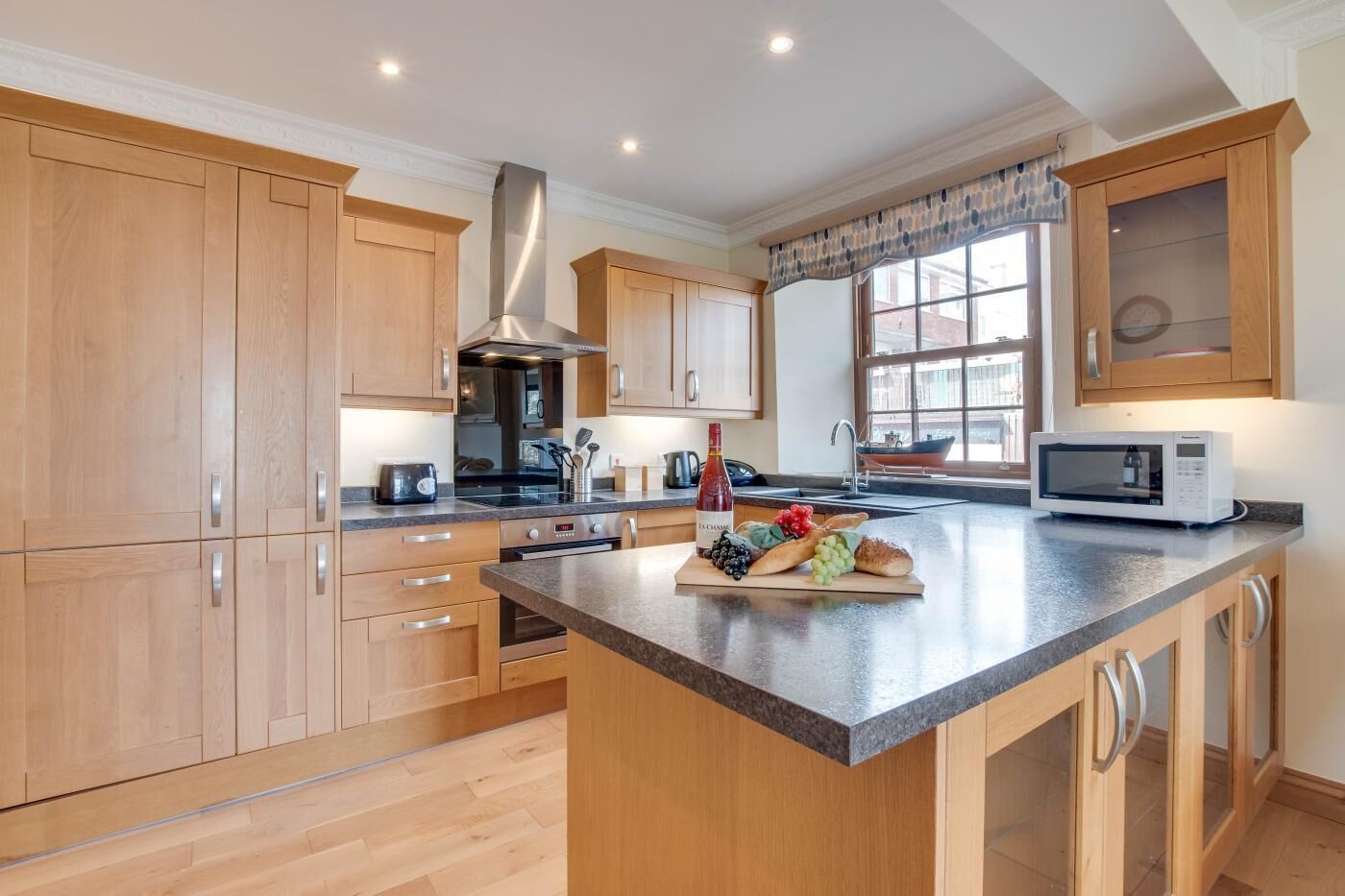 Microwave, oven, dishwasher, cookware/dishes/utensils