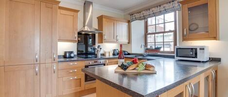 Microwave, oven, dishwasher, cookware/dishes/utensils