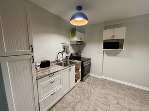 Fridge, microwave, oven, stovetop - Downtown Retreat Moncton (Moncton)
