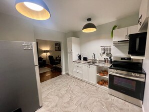 Frigorifero, microonde, forno, piano cottura