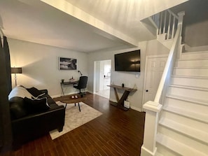 TV - Downtown Retreat Moncton (Moncton)