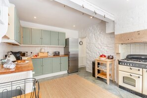 Oven, dishwasher, highchair, cookware/dishes/utensils - 4 Bed in Matlock Bath (oc-r32432) (Matlock Bath)