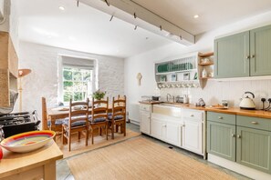 Ovn, opvaskemaskine, højstol, køkkentøj/tallerkener/redskaber