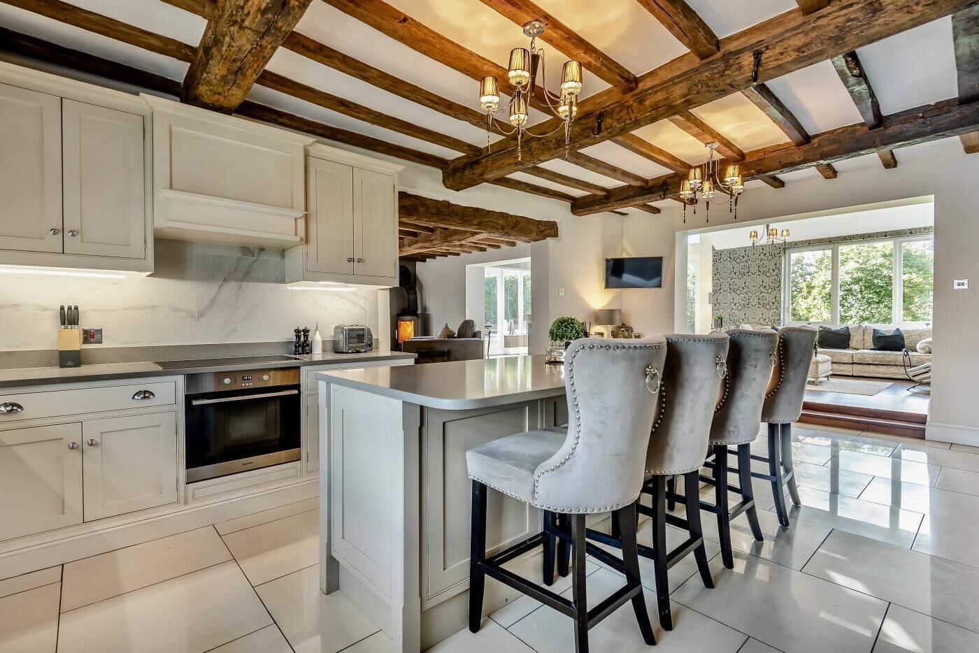 電子レンジ、オーブン、食器洗い機、ハイチェア