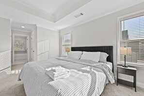 Tabla de planchar con plancha, wifi gratis y ropa de cama 