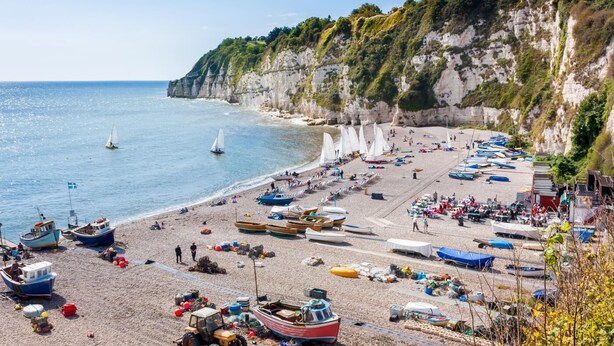 A beach with boats, a tractor, and people. - 3 Bed in Beer (oc-mbcvw) (Beer)