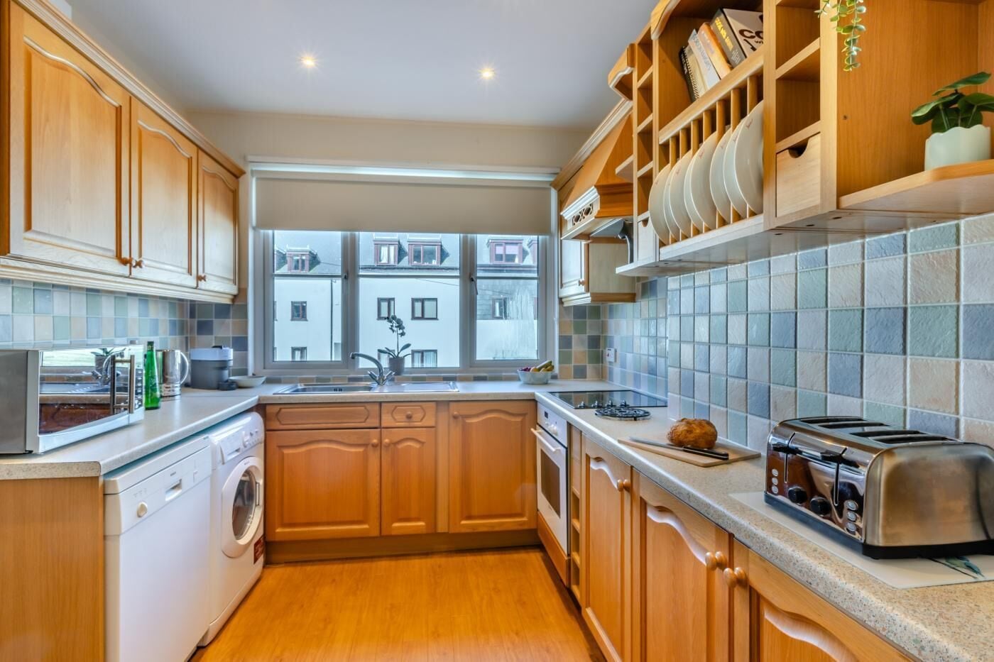 Microwave, oven, dishwasher, cookware/dishes/utensils