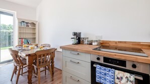 Microwave, oven, cookware/dishes/utensils - 2 Bed in Fressingfield (oc-j32677) (Fressingfield)