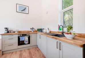 Microwave, oven, cookware/dishes/utensils - 2 Bed in Fressingfield (oc-j32677) (Fressingfield)