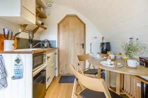 Oven, cookware/dishes/utensils - 1 Bed in Garth (oc-h32701) (Garth)
