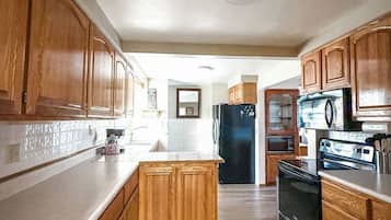 Frigorífico, microondas, horno y placa de cocina