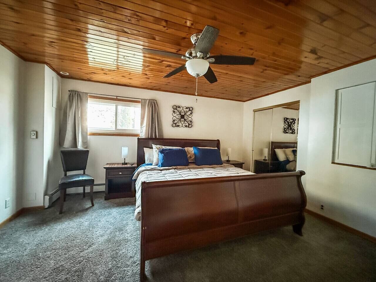 Desk, iron/ironing board, WiFi