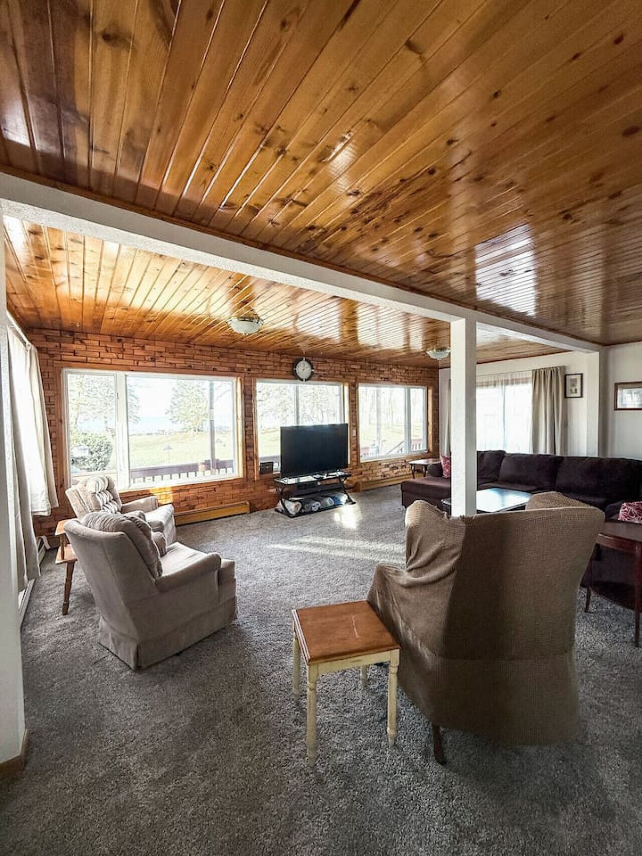 Una televisión, libros