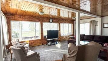 Una televisión, libros