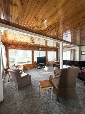 Una televisión, libros