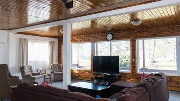 Una televisión, libros